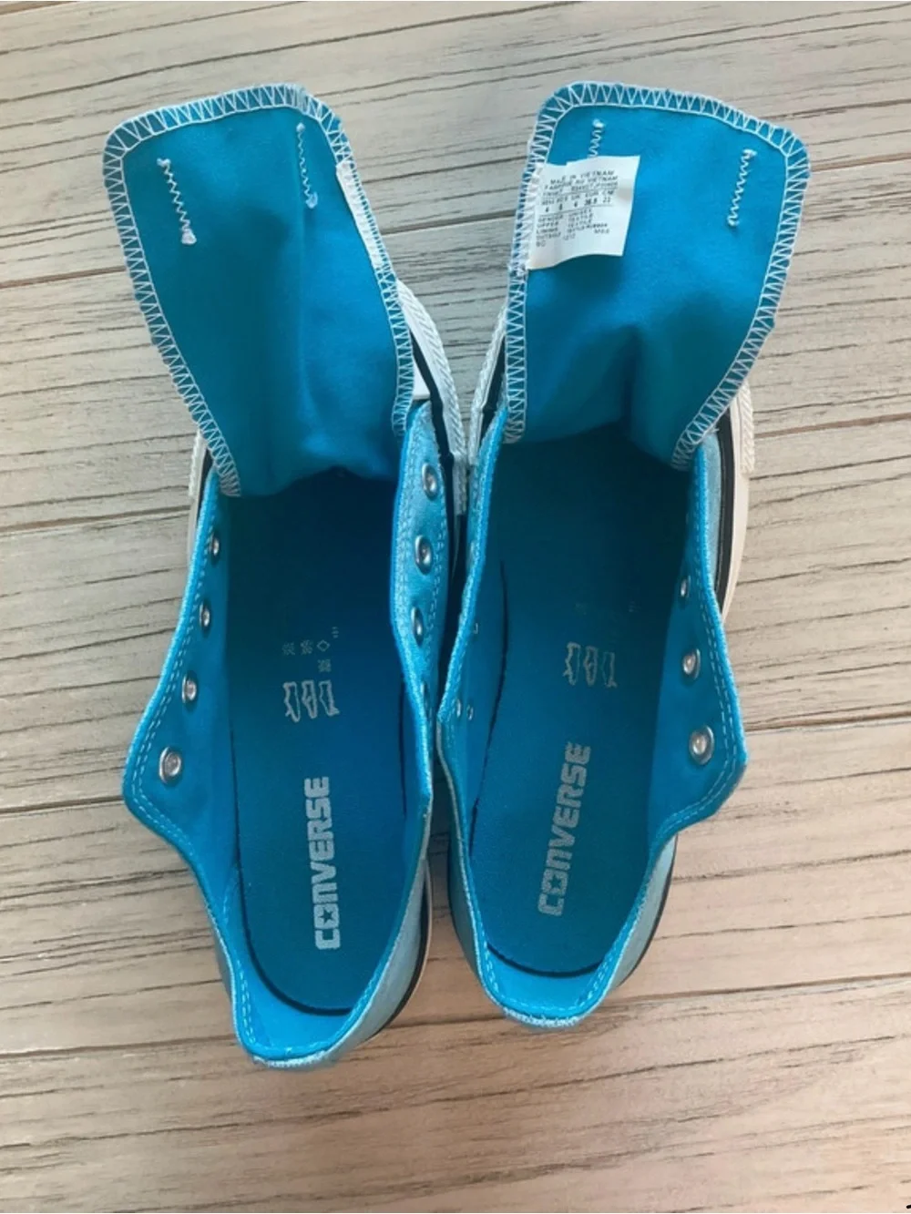 Converse Kids Light Blue Low Top Sneakers, fits a woman size 6.5